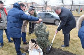 Первые лица области и города высадили деревья в новом сквере в Трусовском районе