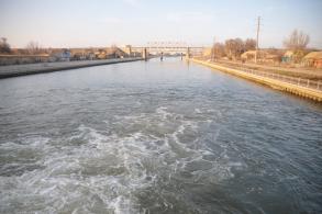 Систему городских водоемов чистят после зимы