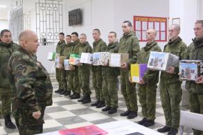 Военнослужащих из Астрахани поздравили с наступающим Новым годом
