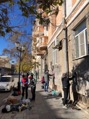 Астраханские активисты отмыли фасад дома – памятника архитектуры