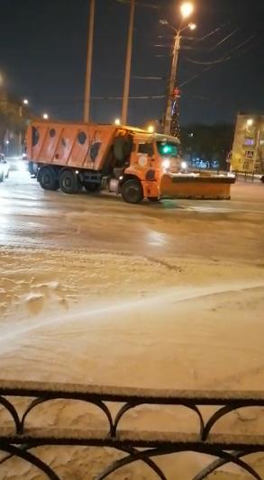 Коммунальные службы очищают город от снега