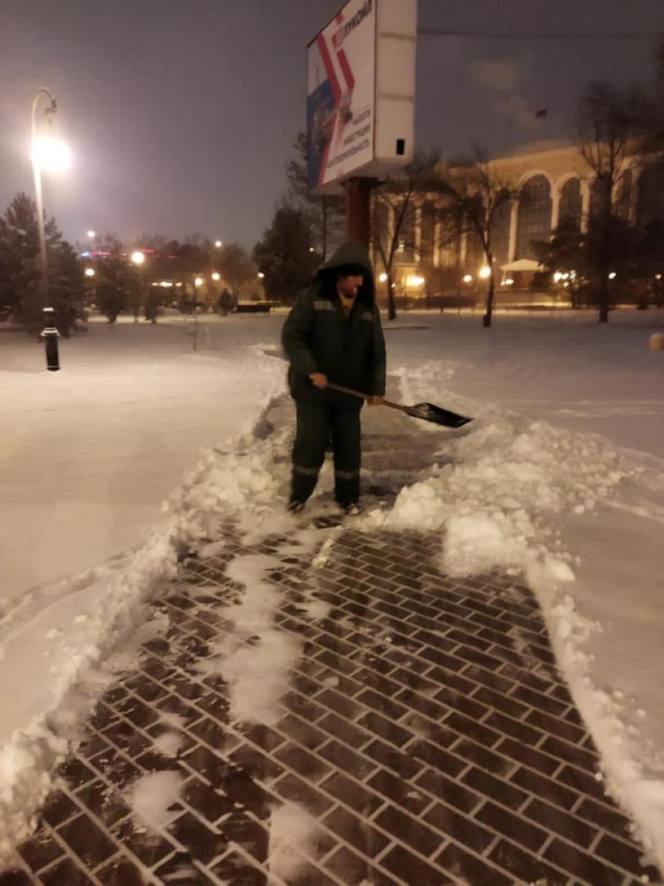 Около 500 человек задействовано на уборке снега в Астрахани | 03.02.2023 |  Астрахань - БезФормата