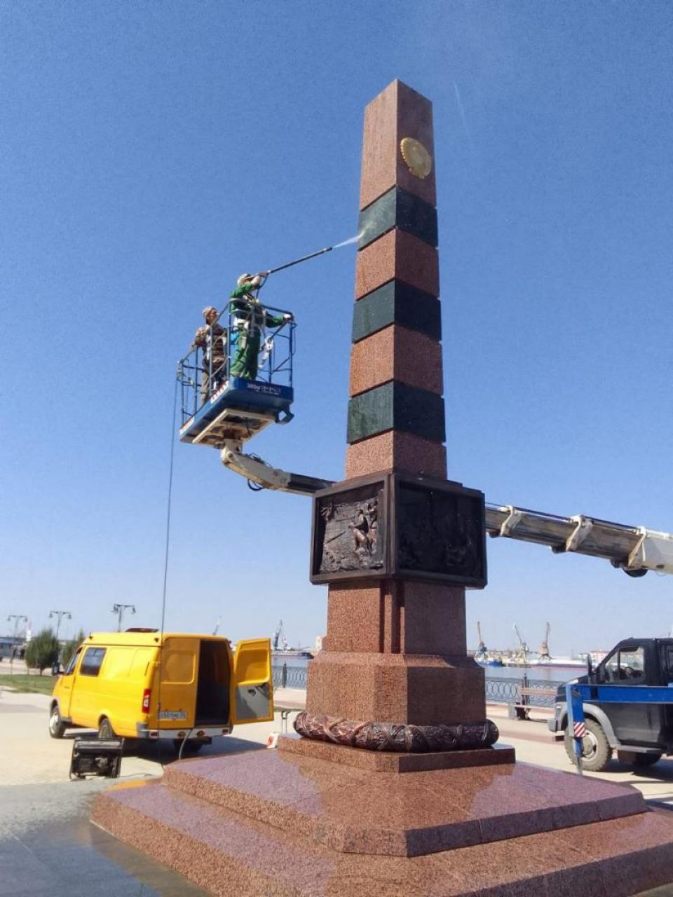 В Астрахани моют памятники | 08.04.2024 | Астрахань - БезФормата