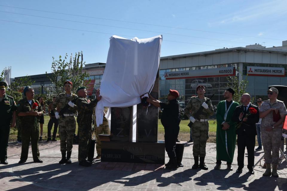 Открытие памятника видяеву. Памятники военнослужащим. Памятник военнослужащим в микрорайоне Вербовском. Открытия памятника 24 ОБРСПН В Новосибирске. Поронайск, памятник военнослужащим, погибшим в мирное время.