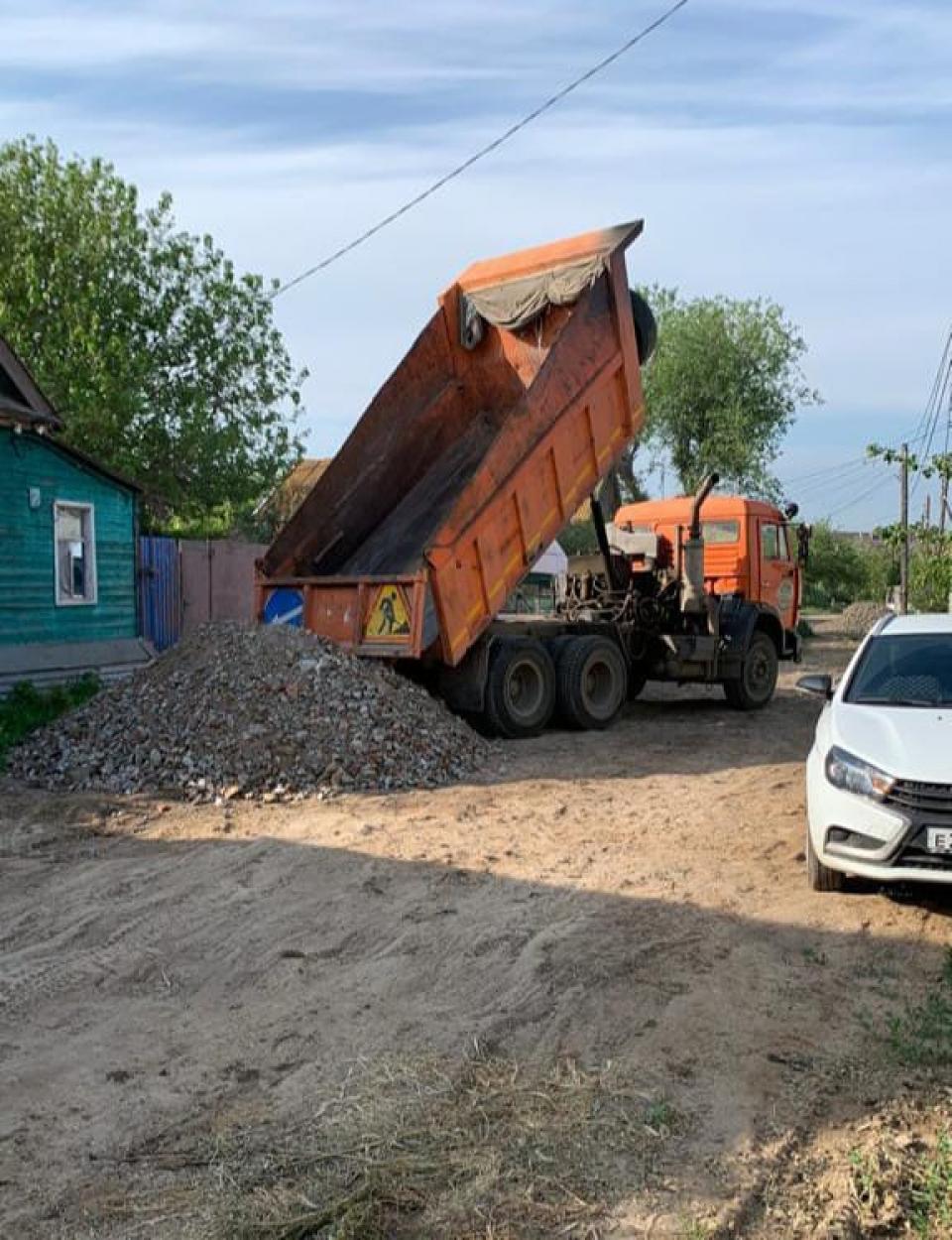 В Астрахани подсыпают грунтовые дороги | 18.05.2023 | Астрахань - БезФормата