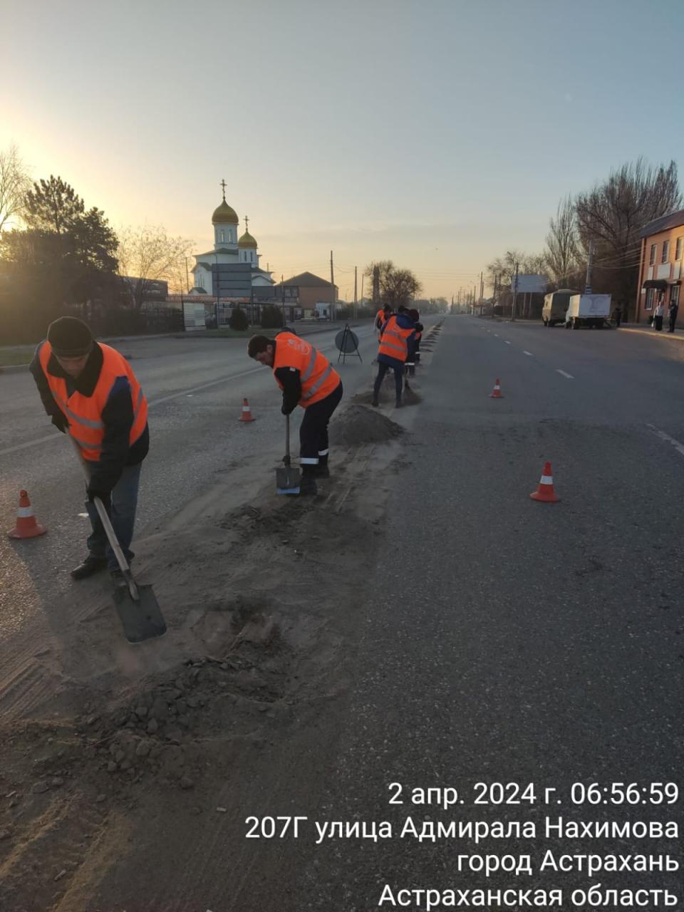 В Астрахани моют леерное ограждение вдоль дорог | 02.04.2024 | Астрахань -  БезФормата