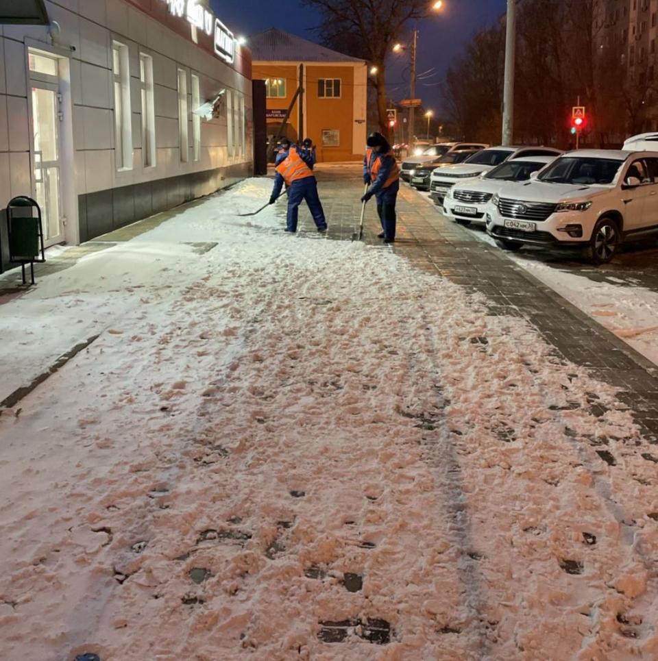 Около 300 человек задействовано в уборке снега и посыпке улиц пескосоляной  смесью | 14.12.2023 | Астрахань - БезФормата