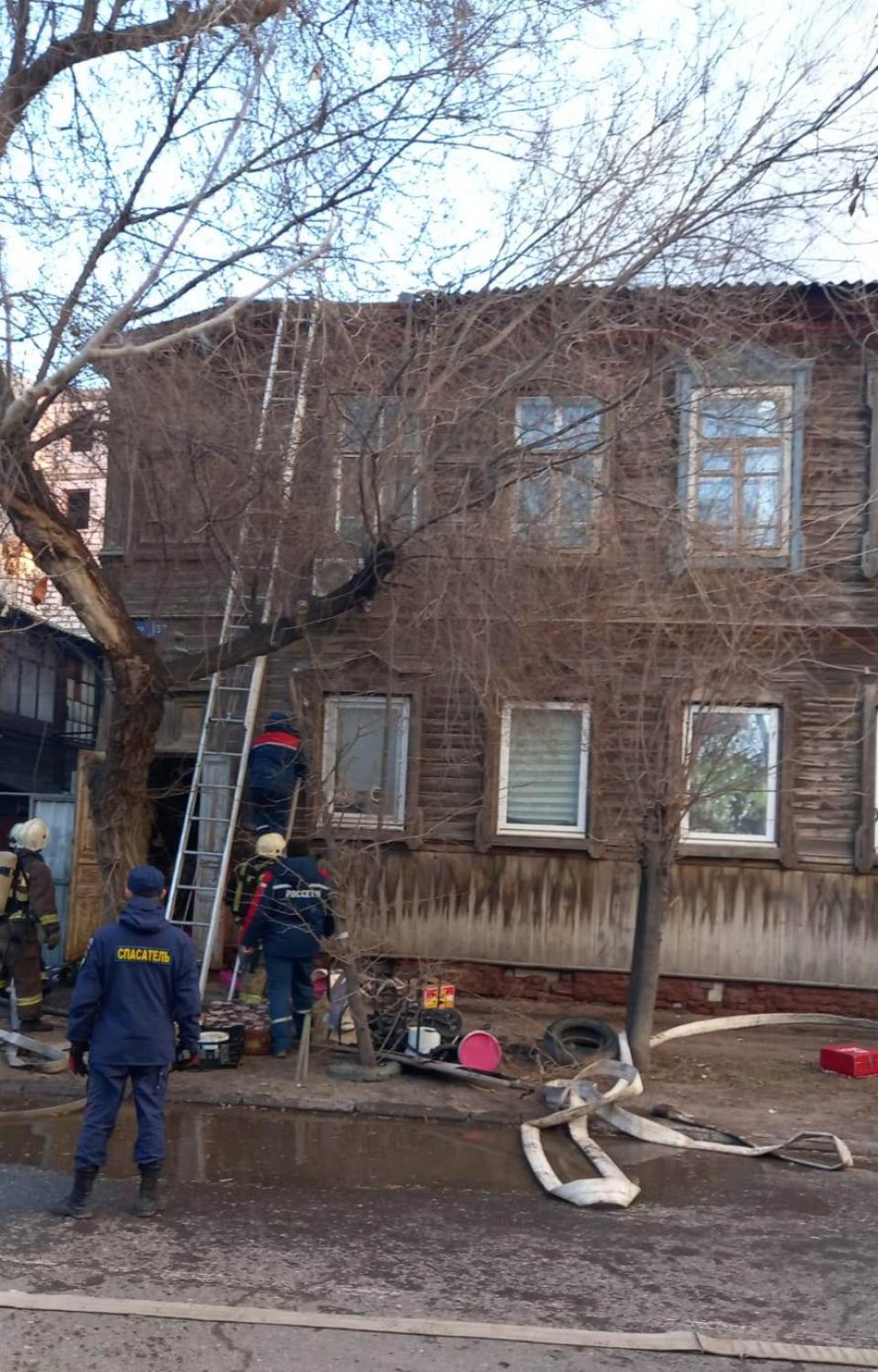 Пожар в городе астрахани. Двухэтажный многоквартирный дом. Пожар. Городской дом. Астрахань пожар.