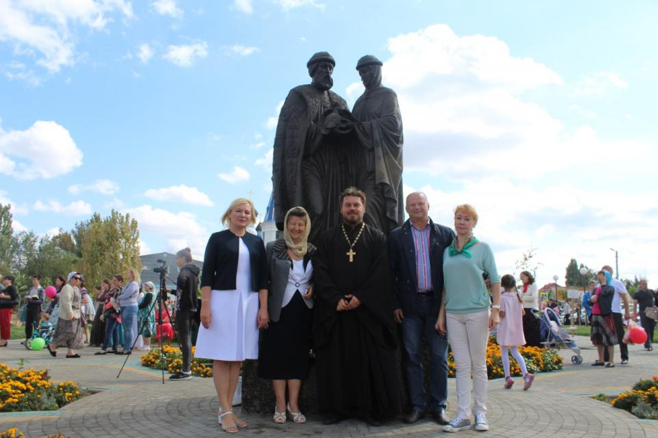 День семьи в парке. Памятник Петру и Февронии в Астрахани. Памятник святым Петру и Февронии в Астрахани. Сквер Петру и Февронии Астраханский. Парк семьи любви и верности.