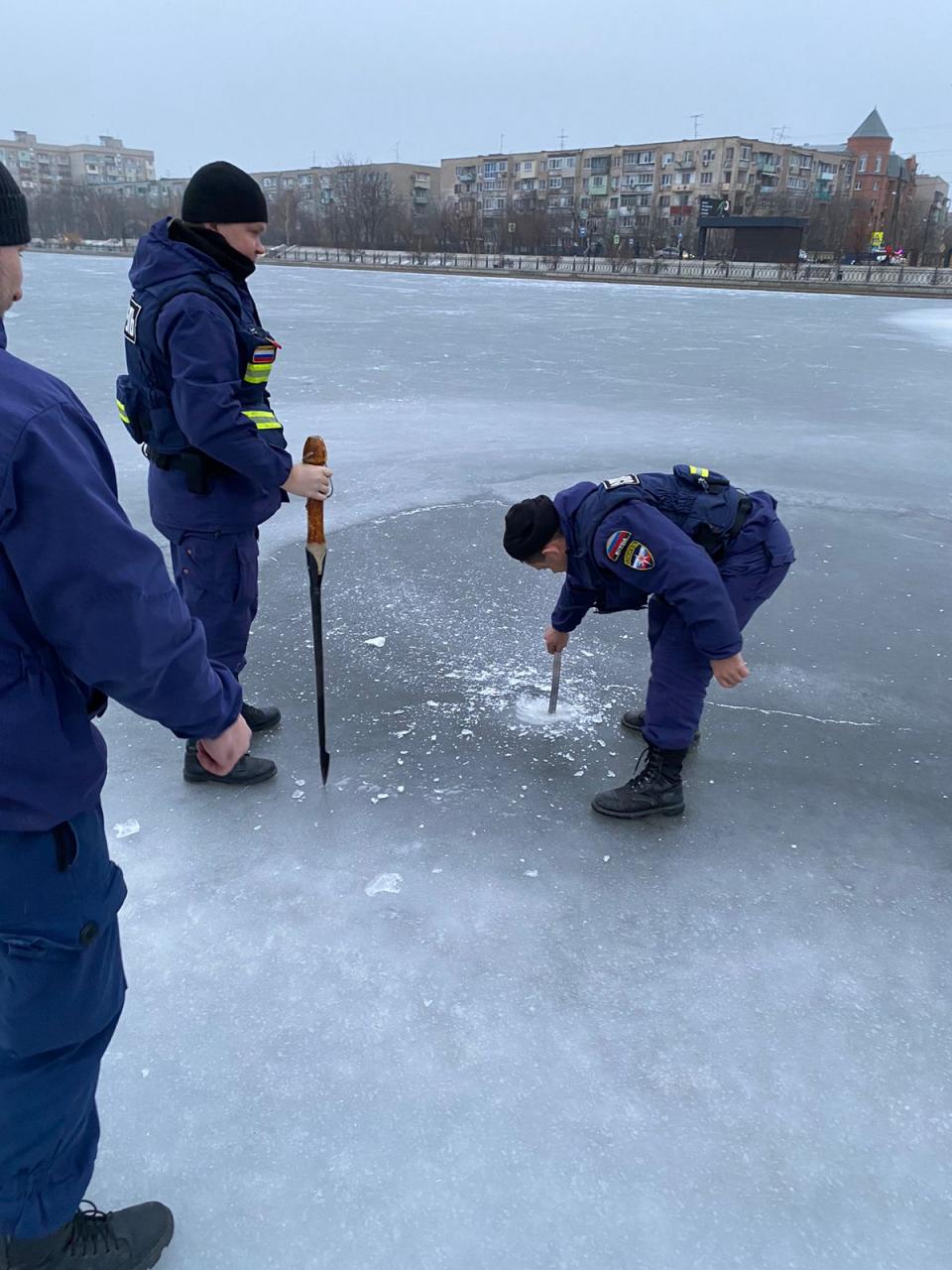 Толпа рыбаков на льду